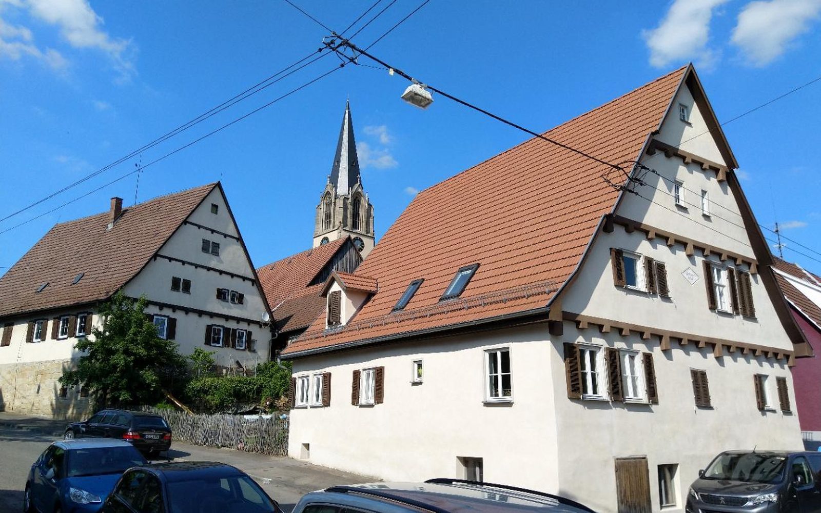 Ortskern von Stuttgart-Möhringen mit Fachwerkhäusern und Kirchturm