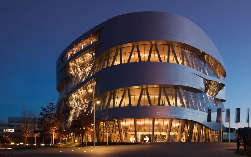 Mercedes-Benz Museum in Stuttgart-Untertürkheim zur blauen Stunde