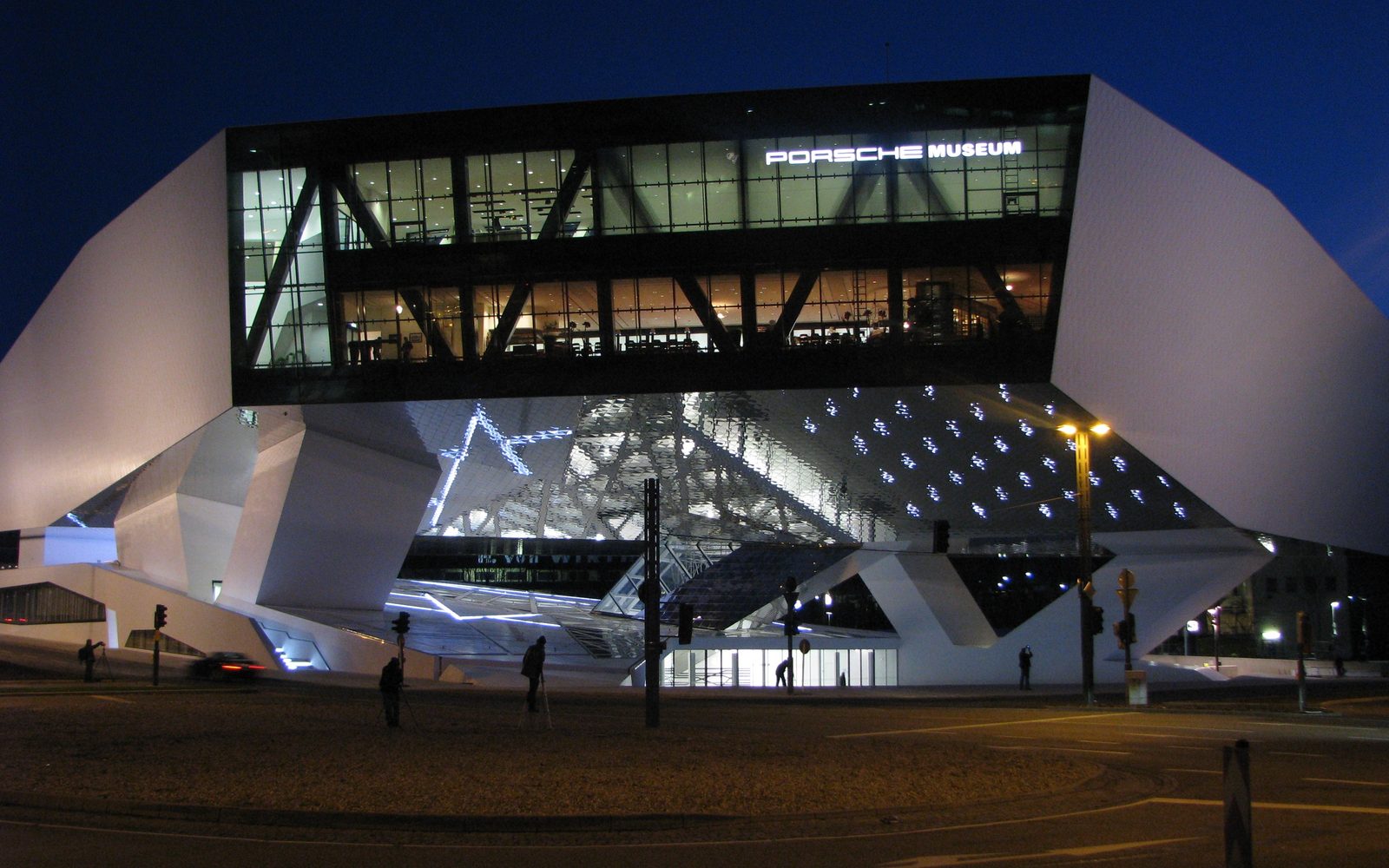 Porsche Museum in Stuttgart-Zuffenhausen - Hauptzugang des Baus von Delugan Meissl
