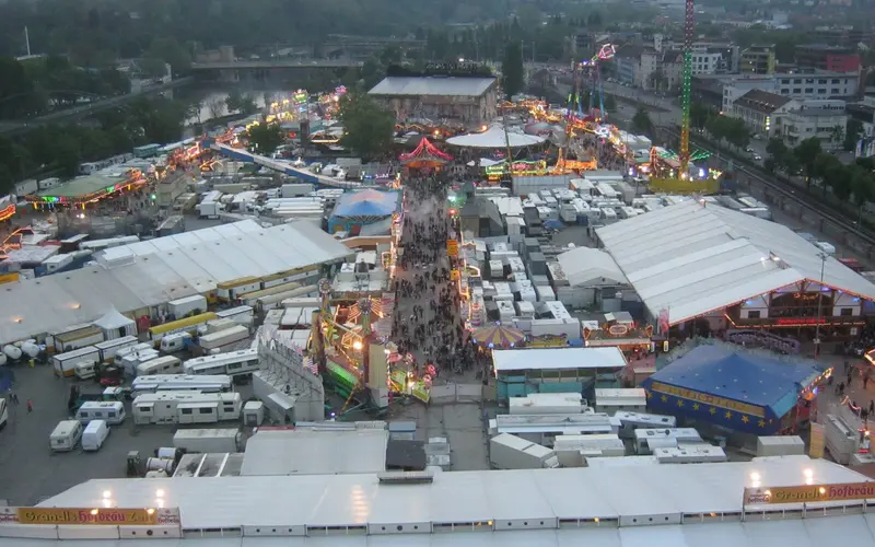 Stuttgarter Frühlingsfest auf dem Cannstatter Wasen - Blick vom Riesenrad über Festzelte und Fahrgeschäfte
