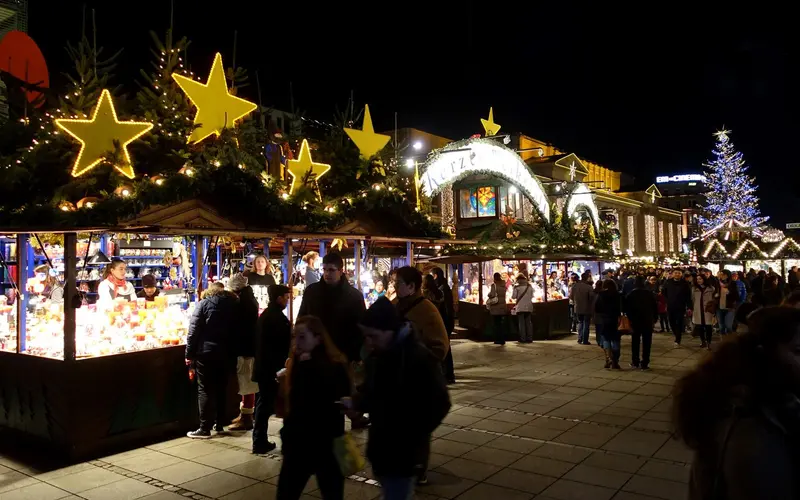 Stuttgarter Weihnachtsmarkt bei Nacht - Marktbuden mit den typischen überdimensionalen Dachsternen