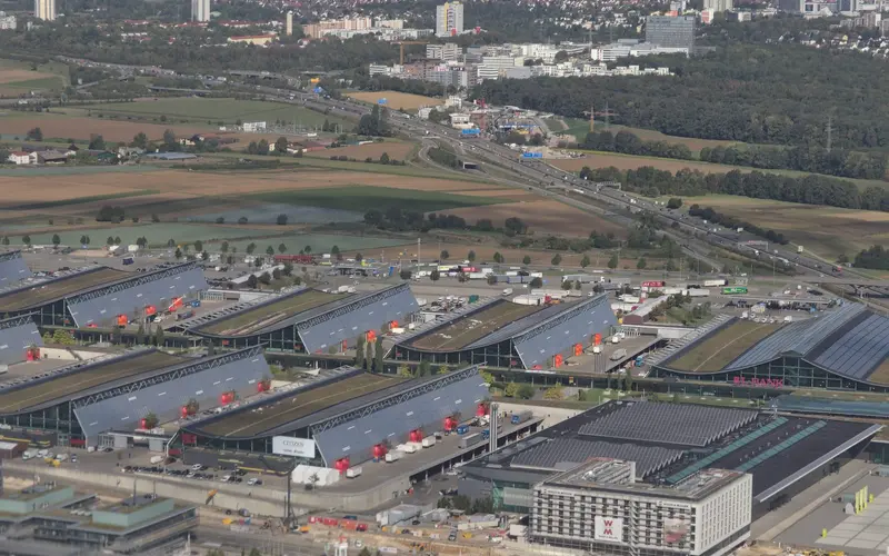 Messe Stuttgart auf den Fildern - Luftbild der Hallen mit Sheddächern und dem ICS