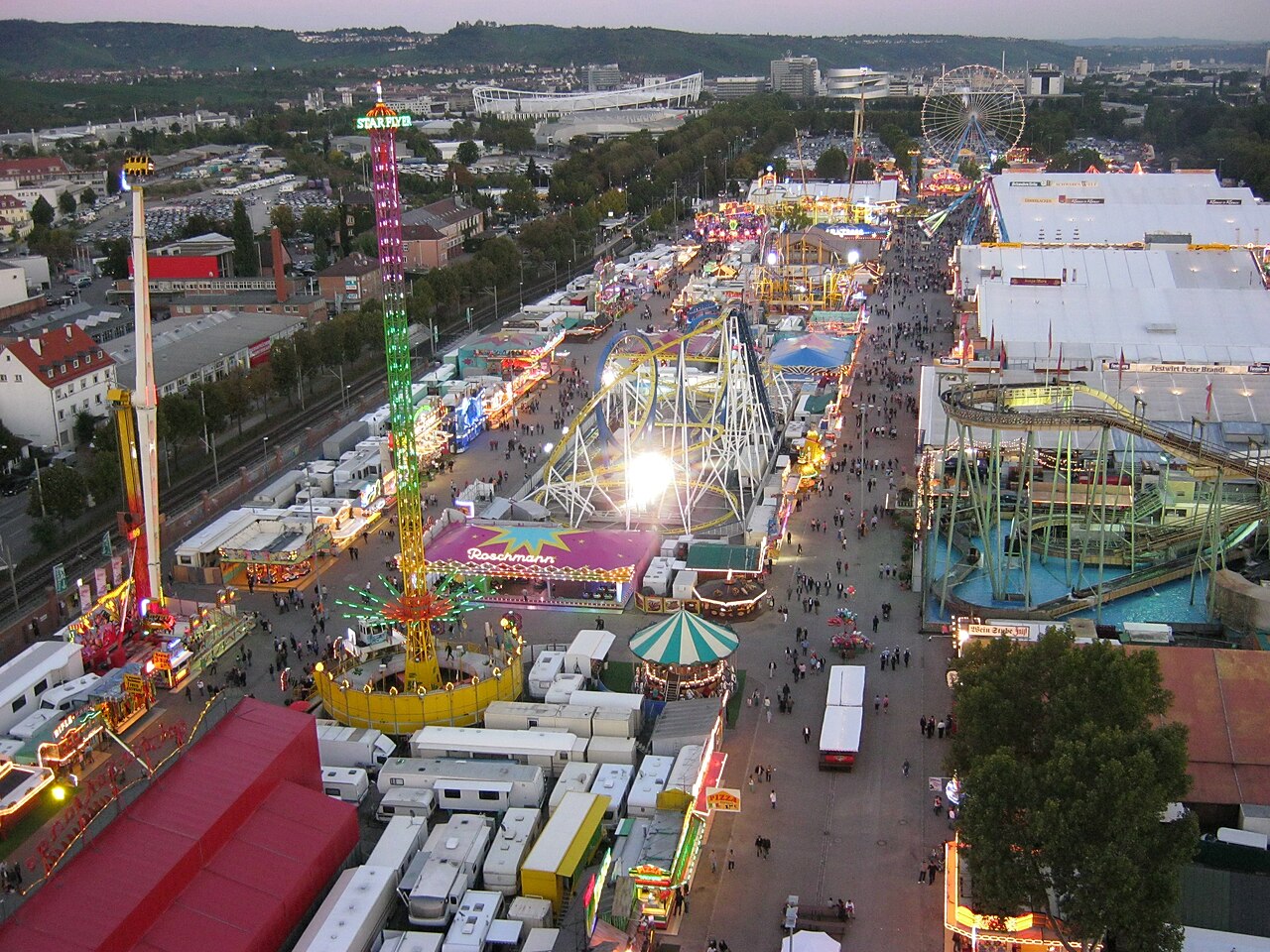 Cannstatter Volksfest auf dem Wasen - Festzelte und Fahrgeschäfte im Panorama