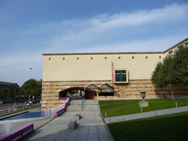 Neue Staatsgalerie Stuttgart - James Stirling's postmodern architectural icon